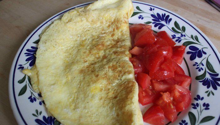 mic dejun sanatos omleta cu branza si rosii