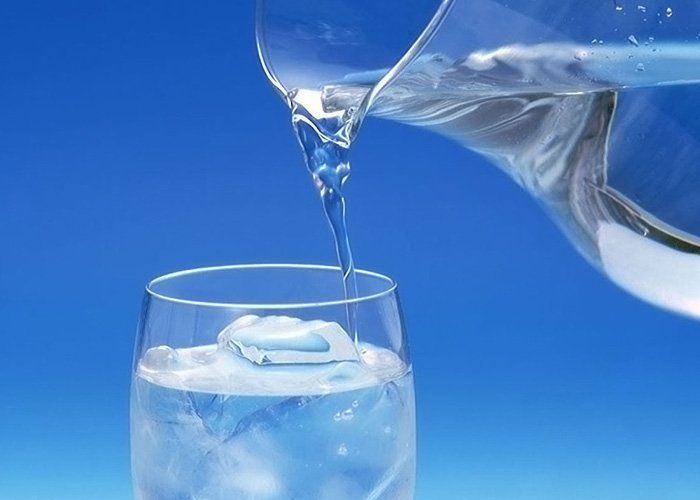 10 greseli alimentare bei doar apa la temperatura camerei