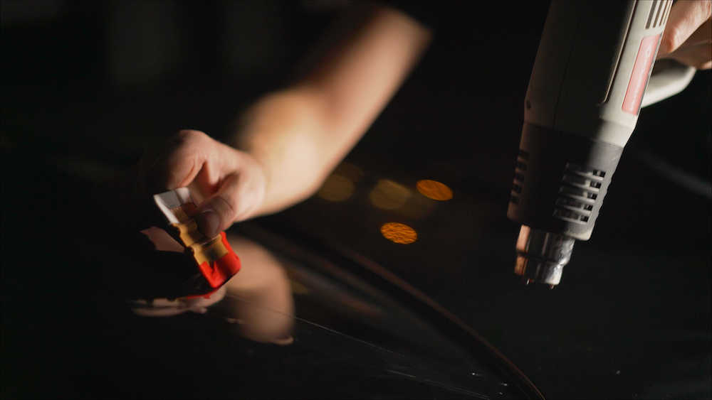 Cum se face fixarea si indepartarea corecta a autocolantelor auto?