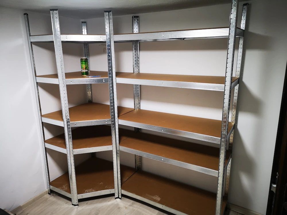 Metalul- cel mai bun material pentru rafturi