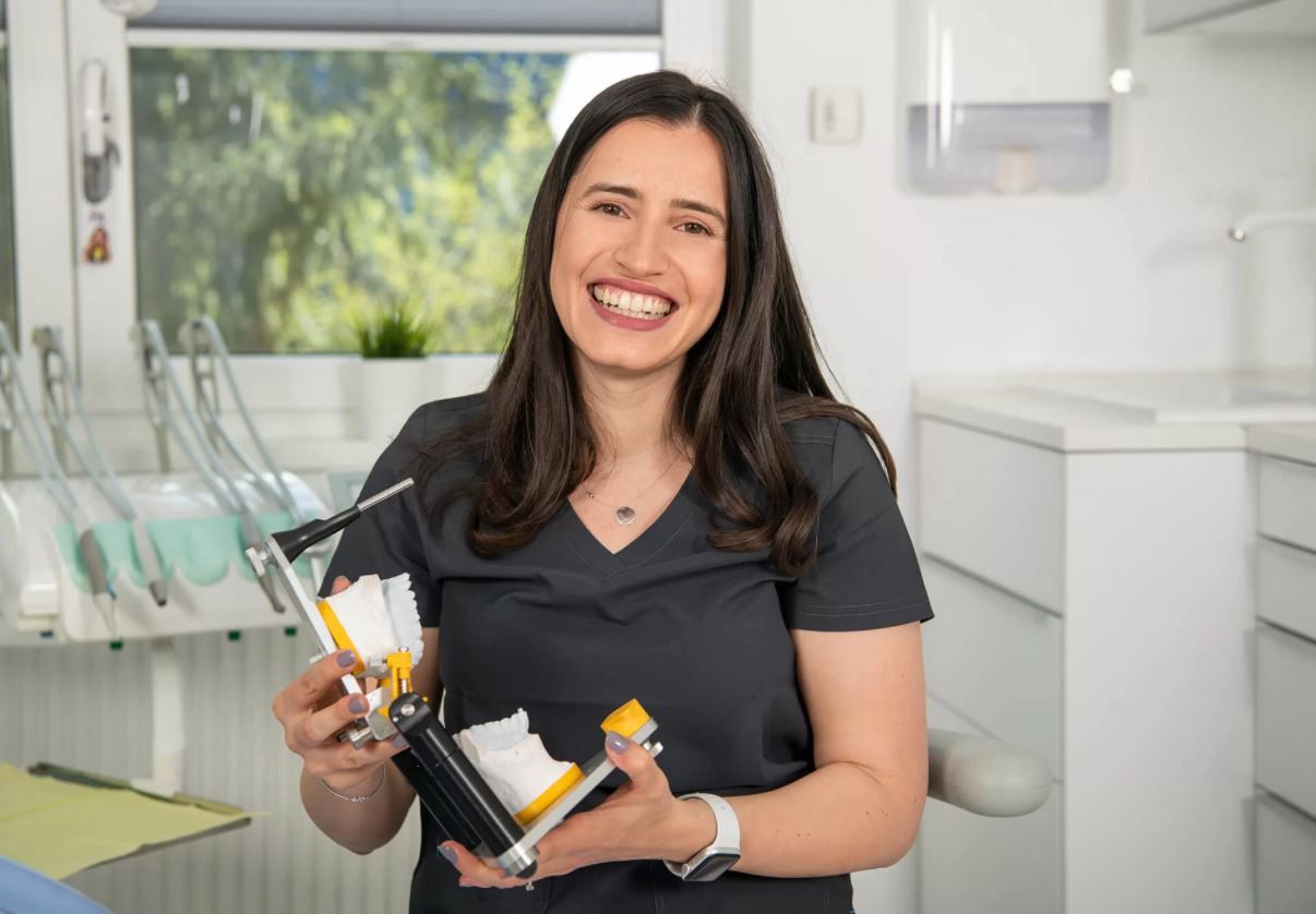 Dr. Laura Gîrbea: Aparat fix Safir sau Aparat fix metalic – care este alegerea optima?