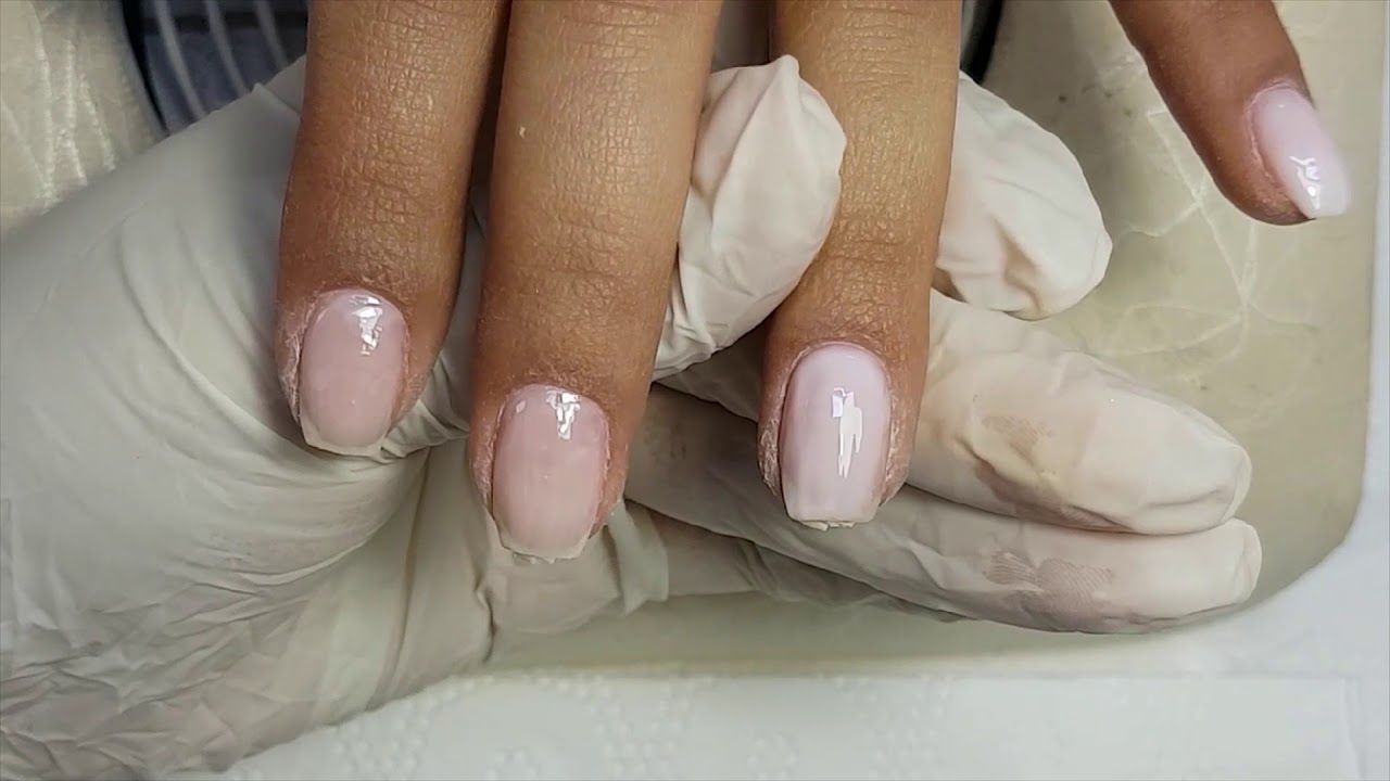 Ce este un gel de unghii autonivelant?