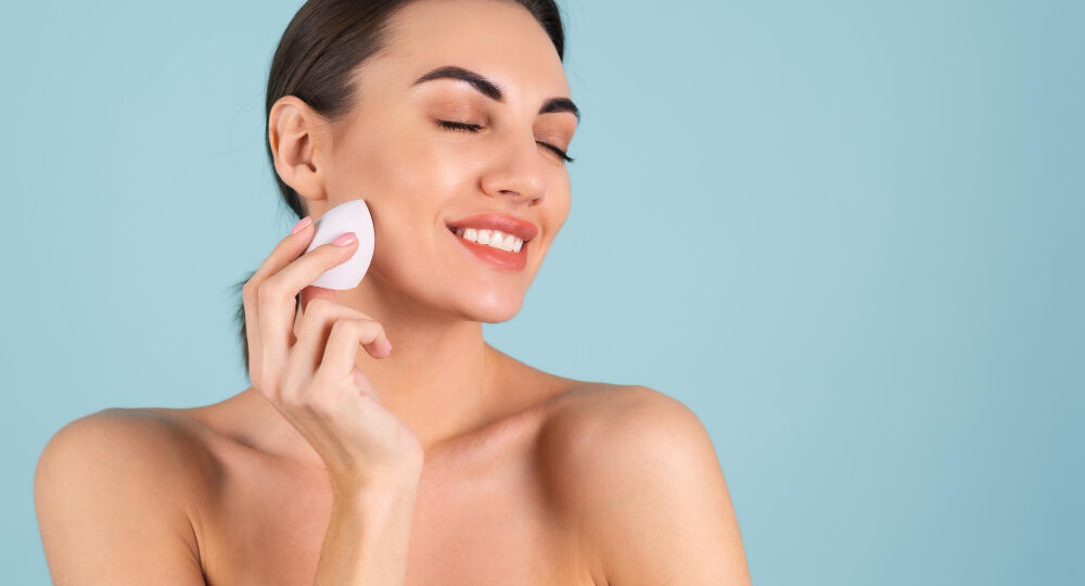 Cum se aplică crema CC cu un beauty blender?
