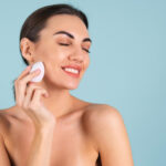 Cum se aplică crema CC cu un beauty blender