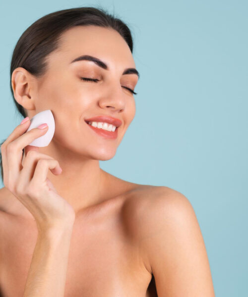 Cum se aplică crema CC cu un beauty blender?