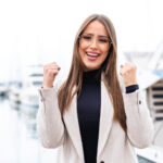 De ce femeile frumoase au cariere de success?