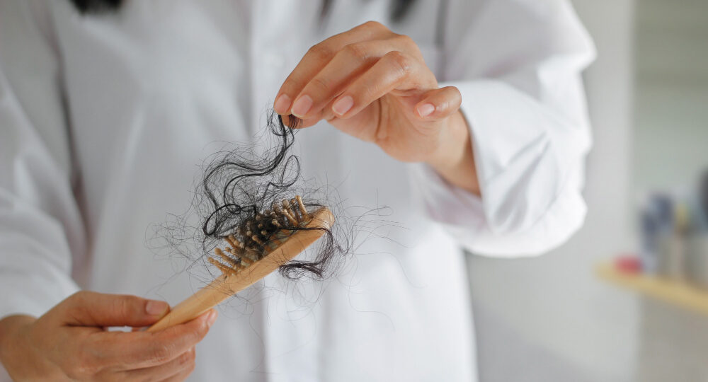 Sfaturi si remedii naturale pentru a combate caderea parului