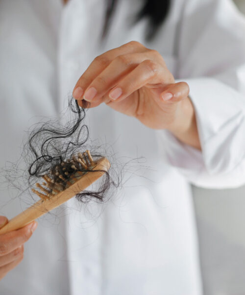 Sfaturi si remedii naturale pentru a combate caderea parului