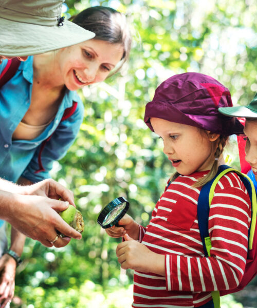 Explorând lumea relațiilor: Cum copiii dezvoltă conexiuni sociale