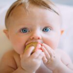 Diversificarea alimentației bebelușilor: un pas important spre sănătatea micuților