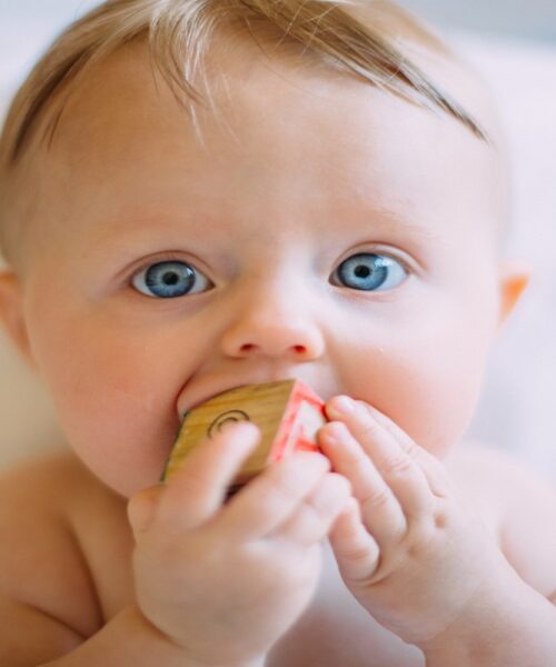 Diversificarea alimentației bebelușilor: un pas important spre sănătatea micuților