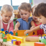 Explorând Lumea Cuvintelor: Cum Se Dezvoltă Limbajul cu Ajutorul Grădiniței