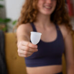 Utilizarea unei cupe mentruale ofera avantaje multiple