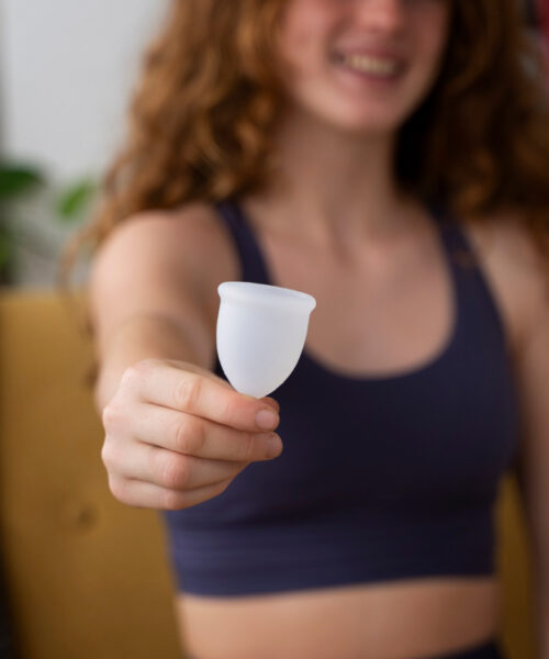 Utilizarea unei cupe mentruale ofera avantaje multiple