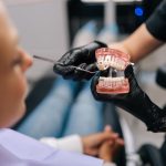 Care sunt cele mai utilizate tipuri de implanturi dentare și cât costă? 1