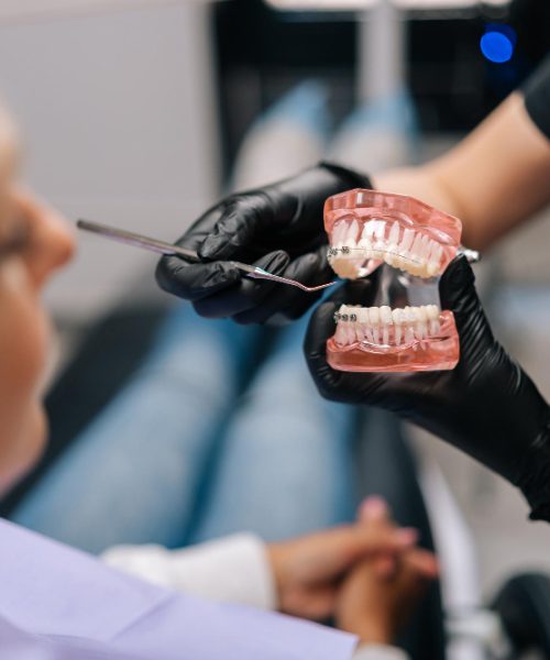 Care sunt cele mai utilizate tipuri de implanturi dentare și cât costă?