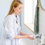 Cine trebuie contactat în cazul unei urgențe legate de apă în baie?