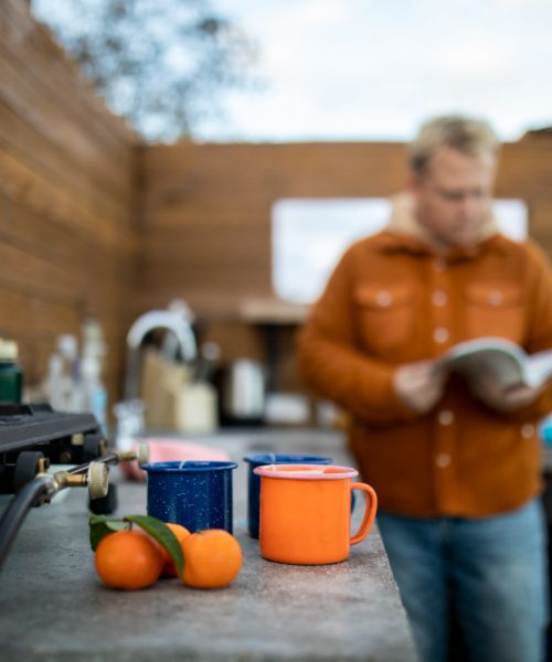 Pot integra un grătar sau o zonă de gătit lângă chiuveta exterioară?