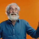 Cum pot ajuta voluntarii într-un azil de bătrâni?