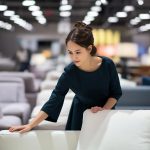 Există outlet-uri de mobilă care oferă livrare gratuită?