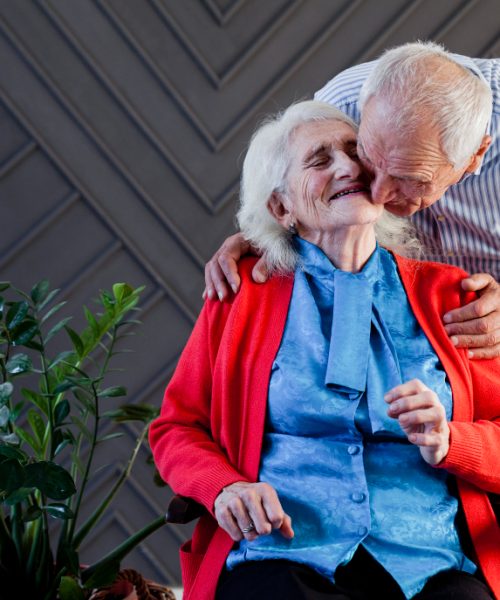 Ce impact are un cadru familial și empatic asupra recuperării și stării de spirit a vârstnicilor?