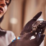 Pot schimba culoarea cadranului ceasului meu de lux?