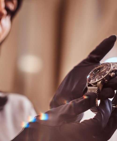 Pot schimba culoarea cadranului ceasului meu de lux?