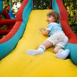 Ce suprafață și ce tip de sol sunt ideale pentru montajul unui topogan gonflabil?