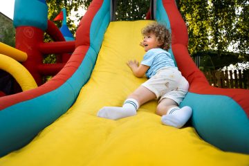 Ce suprafață și ce tip de sol sunt ideale pentru montajul unui topogan gonflabil?