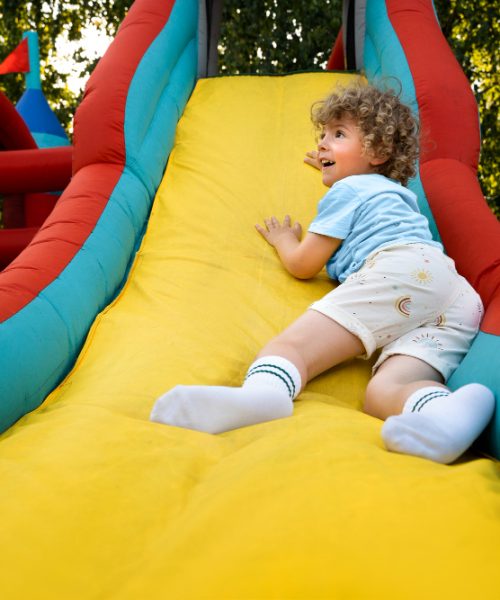 Ce suprafață și ce tip de sol sunt ideale pentru montajul unui topogan gonflabil?