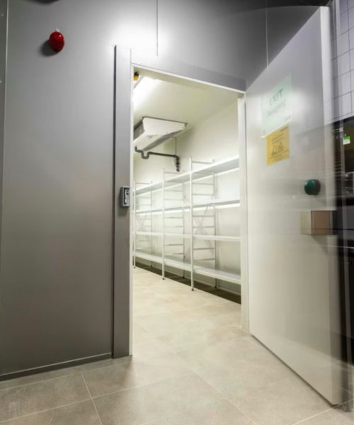 Uși Industriale BRUCHA: Soluții de Top pentru Spații Industriale din România