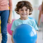 Kinetoterapie pentru copii cu autism: cum poate mișcarea să ajute în dezvoltarea lor?