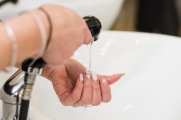 Ce este o baterie de baie cu dușuleț extractibil și când este utilă?